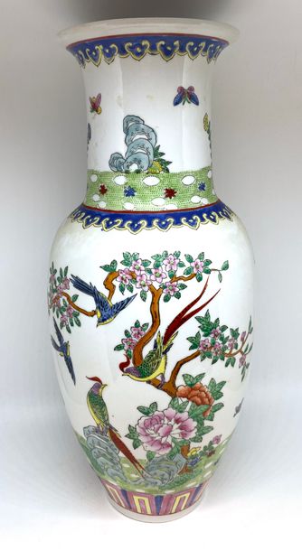 CHINE. 
Vase balustre en porcelaine blanche...