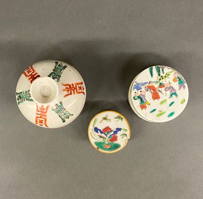 null CHINA
Set of three porcelain boxes, various decorations.
H. 9 cm.
(chips)