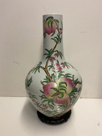 null CHINE
Vase à long col en porcelaine à fond blanc à décor de pêches de longévité...