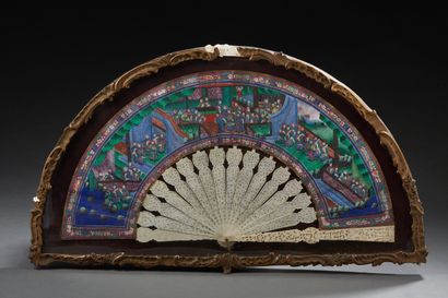 null CHINA, Canton
Sixteen arms fan in carved and openworked bone with scenes of...
