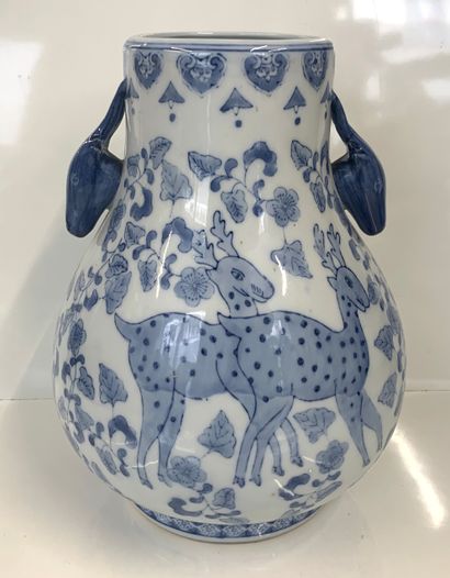 null CHINE
Vase balustre en porcelaine décoré en bleu, les anses figurant des têtes...