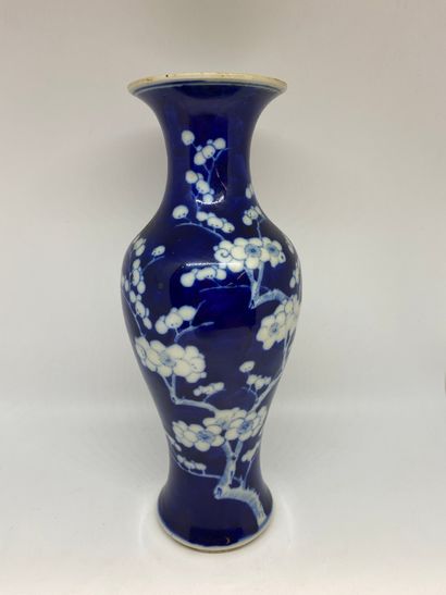 null CHINE
Vase en porcelaine à décor blanc bleu de fleurs. 
Marque au revers.
H....