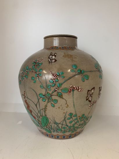 null CHINE
Pot couvert en porcelaine de forme ovoïde décoré d'émaux ploychromes,...