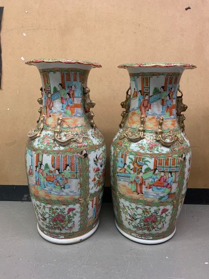 null CHINE
Paire de vases de forme balustre en porcelaine décorés en émaux de la...