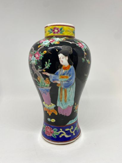 null VASE
in porcelain decorated with women in a garden on a black background.
H:...