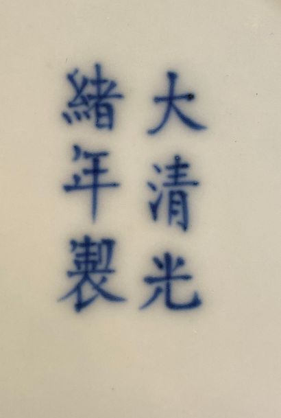 null CHINE
Assiette en porcelaine décorée en bleu sous couverte de phénix parmi les...