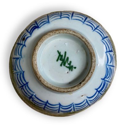 null SMALL BOWL
in porcelain with blue and green decoration.
Mark on the back.
Diameter...