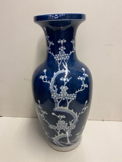 null CHINE
Vase balustre en porcelaine à décor de fleurs, fond bleu.
Travail moderne.
H....
