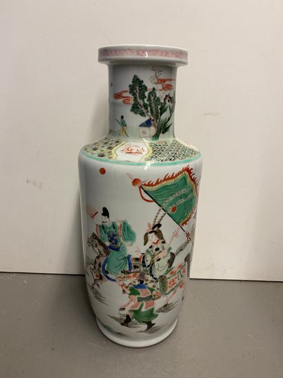 null CHINE
Grand vase balustre en porcelaine à décor polychrome de dignitaires.
H....