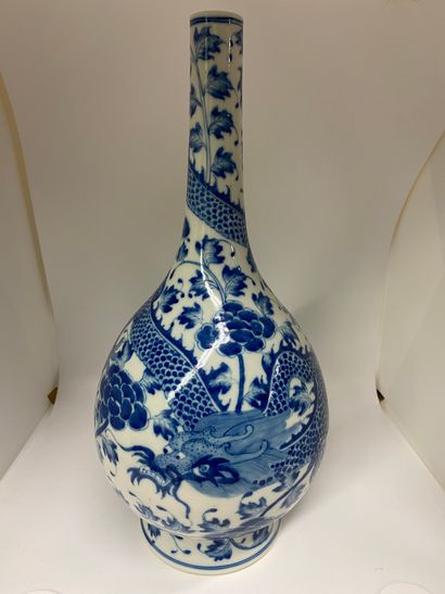 null CHINE ou VIETNAM
Vase à long col en porcelaine à décor bleu de dragons. 
Marque...