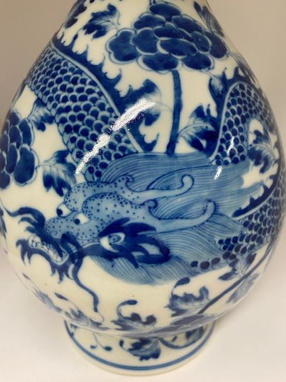 null CHINE ou VIETNAM
Vase à long col en porcelaine à décor bleu de dragons. 
Marque...