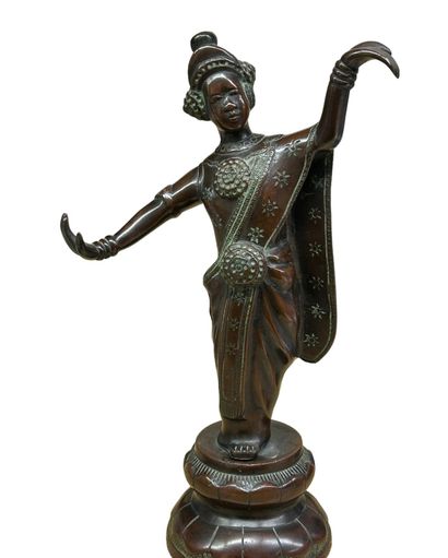 null VIETNAM
Bronze figurant une femme qui danse sur une base lotiforme.
H : 23,5...