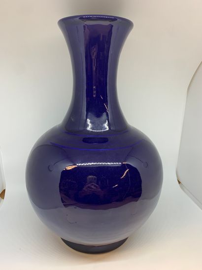 null CHINE
Vase balustre en porcelaine à décor monochrome à fond bleu foncé.
H. :...