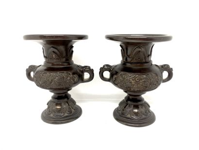 null JAPON
Paire de petits vases en bronze à patine brune à deux anses, décor de...