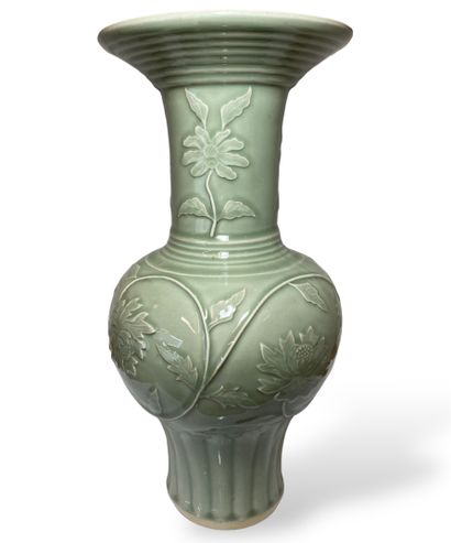 null VASE 
en porcelaine à fond céladon au décor floral en relief.
H : 39,5 cm.
...