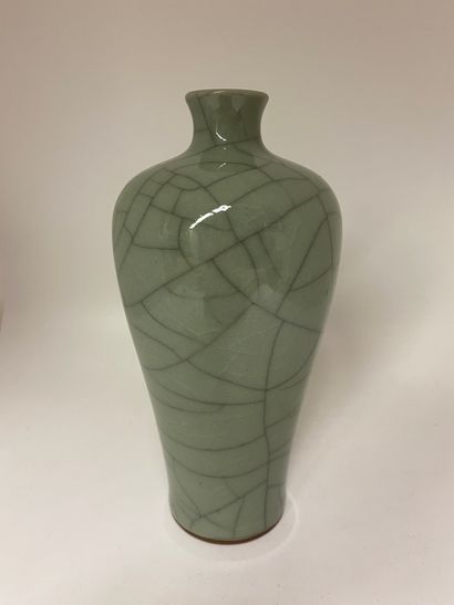 null CHINE
Vase en porclaine monochrome à fond céladon craquelé.
H. : 17 cm.