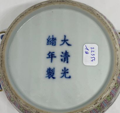 null BOL
en porcelaine émaillée polychrome au décor de dragon et de Fenghuang dans...