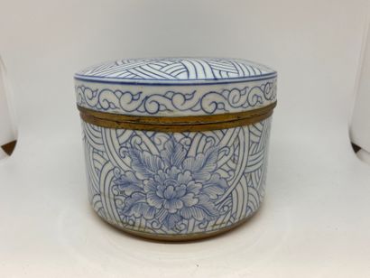 null CHINE
Boite en porcelaine, décor en bleu sous couverte de fleurs.
Fin XIXème...
