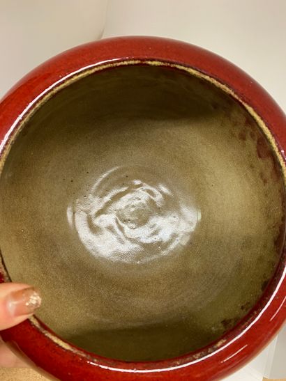 null CHINE
Grand pot en porcelaine à fond monochrome sang de bœuf.
H. : 13.5 - D...