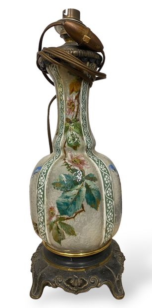 null CHINE
Vase monté en lampe en porcelaine et en bronze, à décor de papillons et...