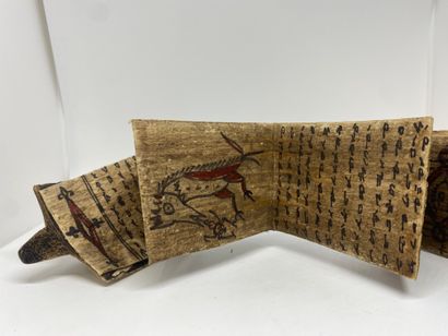 null RECUEIL 
manuscrit ethnique recto et verso (92 x 7 cm.) avec reliure en os sculpté...