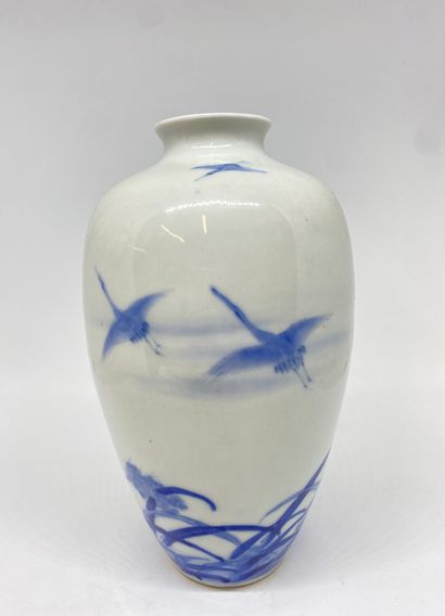 CHINE
Vase en porcelaine de forme oblongue...