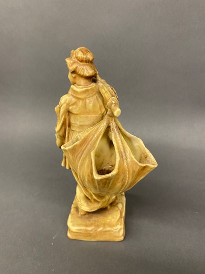 null JAPON
Figurine d'une femme portant des paniers en porcelaine.
H : 19 cm.
(é...