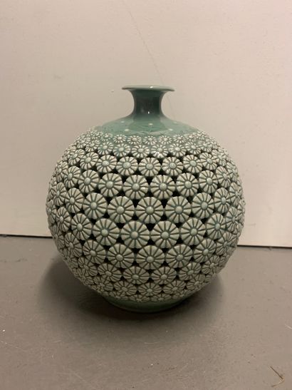 null VASE
boule en porcelaine de couleur verte à décor de fleurs.
H : 21 cm.