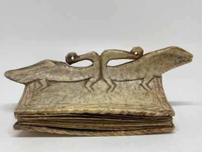 null RECUEIL 
manuscrit ethnique recto et verso (92 x 7 cm.) avec reliure en os sculpté...