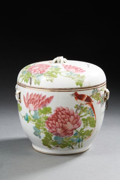 null CHINE
Pot couvert en porcelaine de la famille rose décoré en émaux de pivoines...