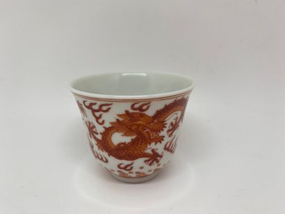 null CHINE
Petite tasse à thé en porcelaine décorée en rouge de dragons. 
Marque...