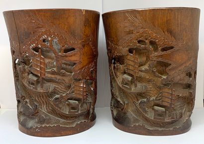 null CHINE
Deux Bitong, porte-pinceaux en bambou sculpté à décor de scènes de marine....