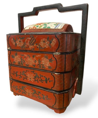 null BOX
square with three compartments in red lacquered wood with flower decoration,...