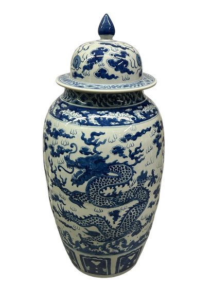 null CHINE
Vase couvert en porcelaine bleu-blanc à décor de dragons pentadactyle...