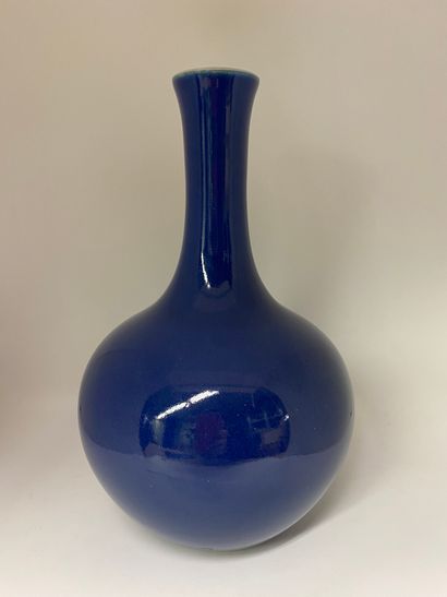 null CHINE
Vase à long col à fond monochrome bleu de cobalt et intérieur blanc. 
H....
