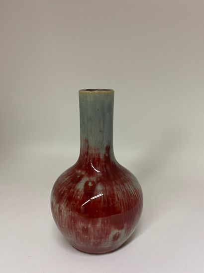 null CHINA
Small flamed red monochrome porcelain vase.
H. 14 cm