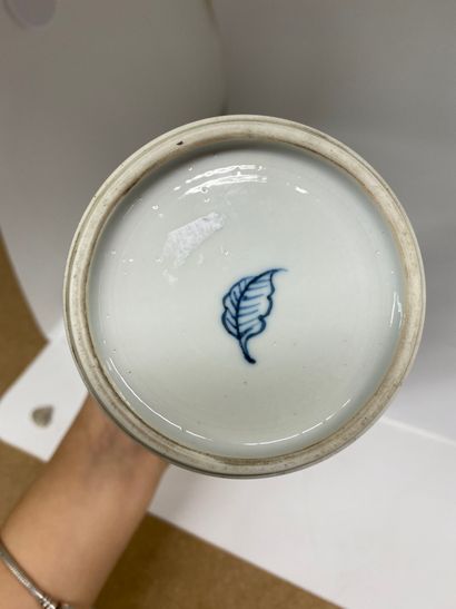 null CHINE
Vase à long col en porcelaine décoré en bleu de fleurs, deux anses ajoutées...