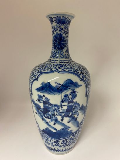 null CHINE
Vase en porcelaine décoré en bleu sous couverte de guerriers. 
Marque...