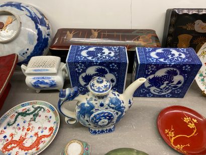 null SET
of Asian objects including porcelains, lacquer boxes, two coasters and various.
(accidents,...