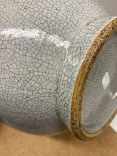 null CHINE
Vase balustre en porcelaine monochrome à fond blanc craquelé.
H. : 37...