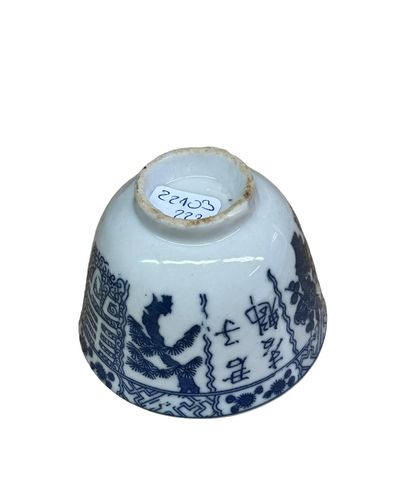 null CHINE
Sorbet en porcelaine bleu-blanc décor de végétaux et de caractères.
H...
