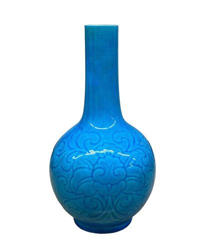 null CHINE 
Vase à long col en porcelaine bleu à décor de fleurs stylisées.
Marque...