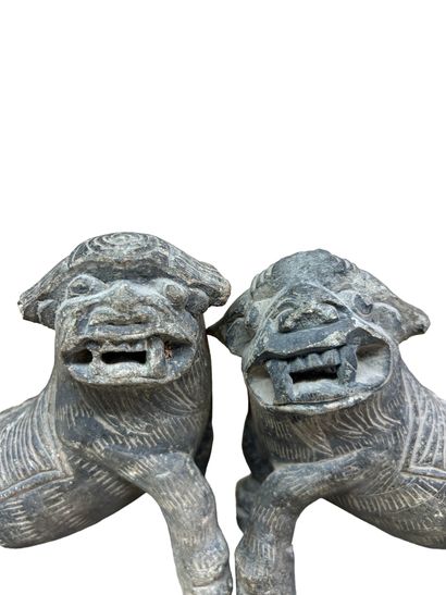 null CHINE
Paire de chiens de Fô en pierre dure, sculptée et gravée, soclée.
Dimensions...