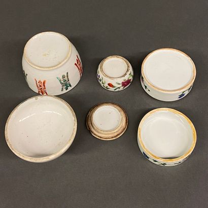 null CHINA
Set of three porcelain boxes, various decorations.
H. 9 cm.
(chips)