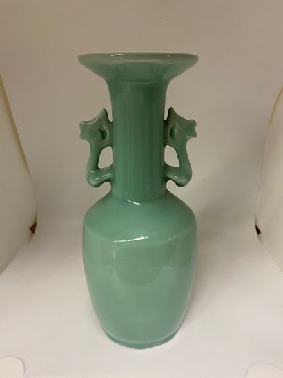 null CHINE
Vase en porcelaine à couverte monochrome céladon , les deux anses figurant...