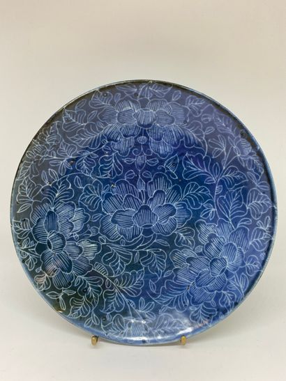 null CHINE
Coupelle en céramique sur fond bleu à décor de fleurs.
D : 23 cm.
