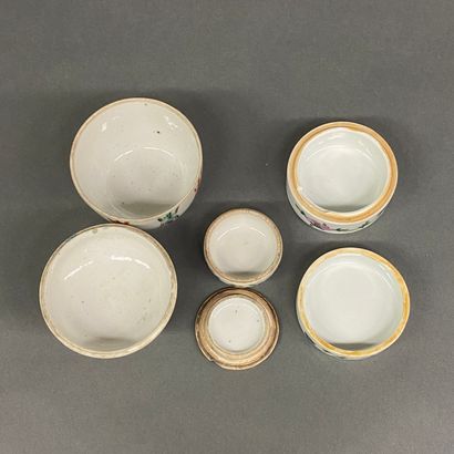 null CHINA
Set of three porcelain boxes, various decorations.
H. 9 cm.
(chips)