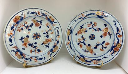 null CHINE
Paire d'assiettes en porcelaine de style IMARI à décor de fleurs.
XVIIIème...
