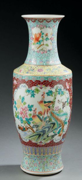 null CHINE
Grand vase balustre en porcelaine décoré en émaux de la famille rose de...