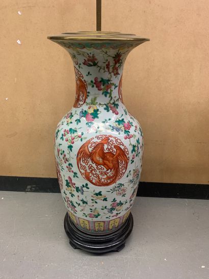 null CHINE
Vase de forme balustre en porcelaine décoré en émaux de la famille rose...